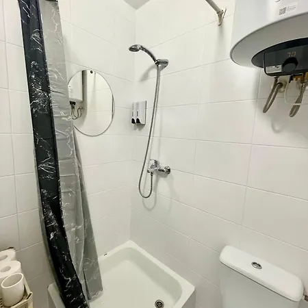 Cozy Airport 5 Min Free Parking Apartment