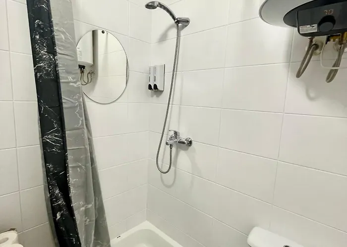 Cozy Airport 5 Min Free Parking Apartment